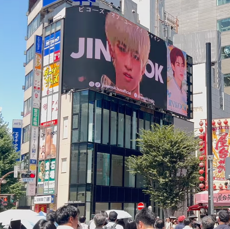 【BUS JINWOOK】신주쿠 크로스 신주쿠 비전 생일광고사례 (2025/8)