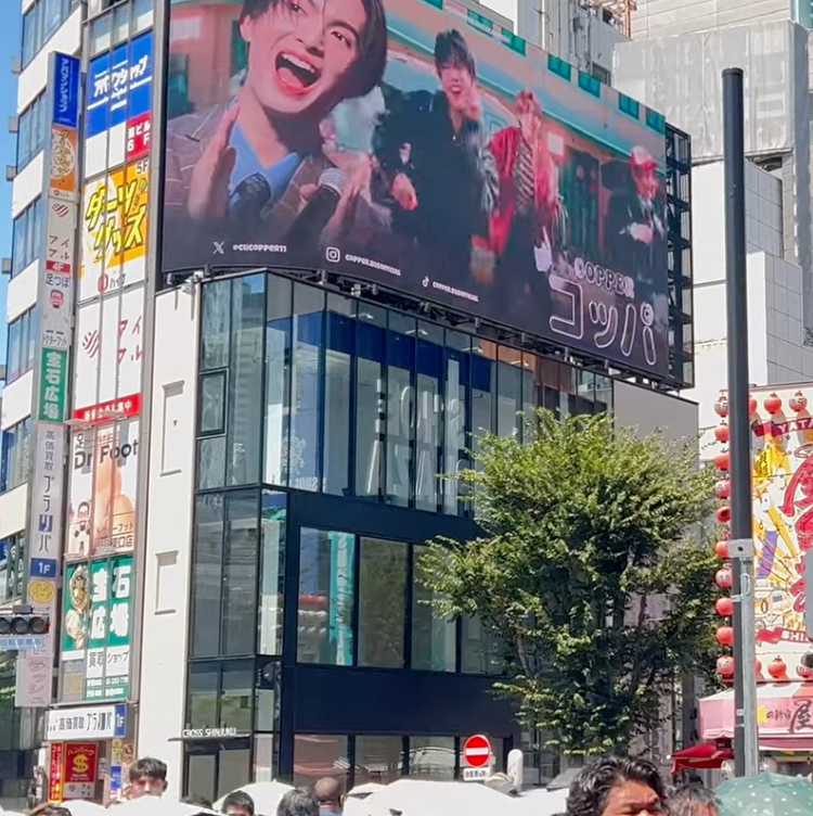 【BUS COPPER】신주쿠 크로스 신주쿠 비전 생일광고사례 (2025/8)