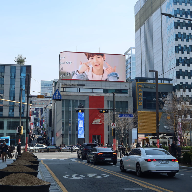 【BTS SUGA】강남역 큐전빌 전광판 생일광고사례 (2025/03)