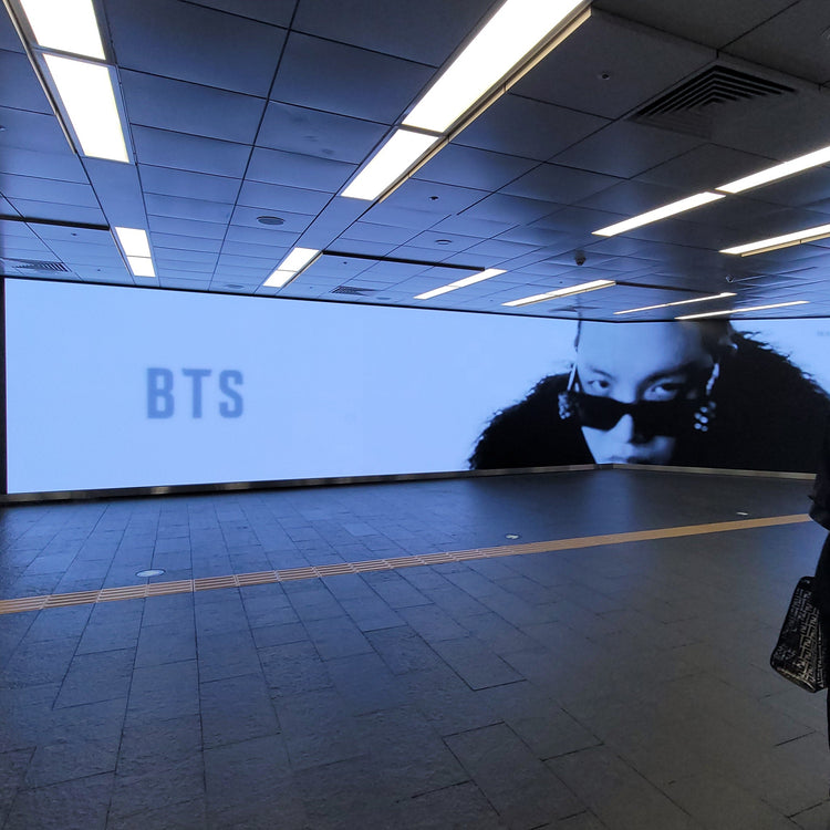 【BTS 지민】홍대입구역 디지털 사이니지 생일광고사례 (2026/10)